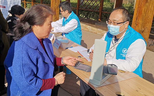 【学雷锋日】球友会体育平台,球友会体育（中国）举办“爱满京城，牵手智慧家医”志愿服务活动(图5)